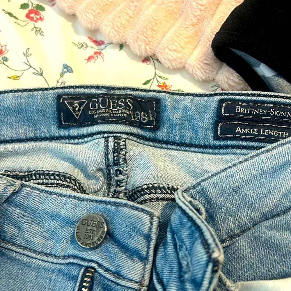 GUESSE Light Wash SKINNY Jeans with Bottom Zippers. - Picture 2 of 9
